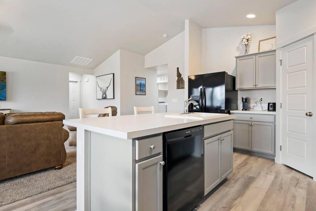Beautiful Brand New Kuna Home! エクステリア 写真